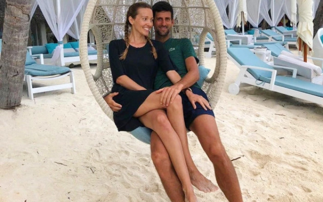 Bỏ cuộc giải Mỹ mở rộng, Djokovic ôm ấp cô vợ nóng bỏng trên bãi biển Ảnh 2