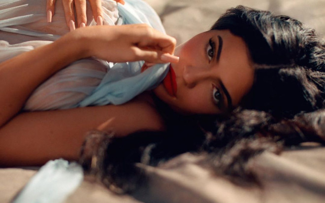 Tỷ phú Kylie Jenner hờ hững khoe vòng ba căng đầy trên tạp chí Playboy Ảnh 2