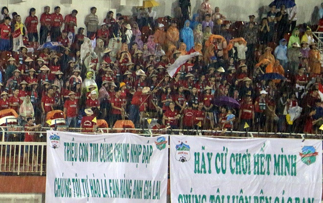 HAGL thua Sài Gòn FC: Hơn 1 vạn khán giả đội mưa về trong nỗi buồn! Ảnh 2