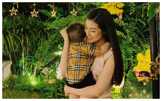 Á hậu Tú Anh khoe ảnh đưa con trai đi phá cỗ Trung thu Ảnh 2