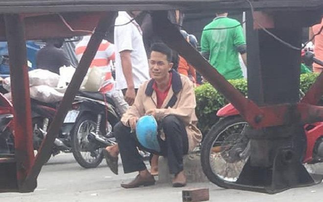 Chồng thất thần, gào khóc đau đớn bên thi thể vợ sau tai nạn giao thông Ảnh 2