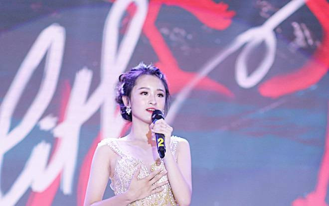 Nhan sắc xinh đẹp của nữ sinh chuyên Sử đăng quang ngôi vị Đại sứ THPT Chuyên Hà Nội - Amsterdam 2019 Ảnh 2