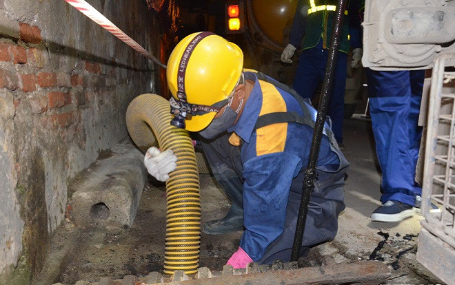 30 công nhân trắng đêm nạo vét cống rãnh nước thải nhiễm thủy ngân quanh Công ty Rạng Đông Ảnh 2