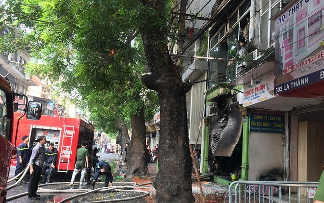 Cháy cửa hàng 3 tầng ở Hà Nội, nhiều người hoảng sợ nhảy xuống mái tôn thoát thân Ảnh 2