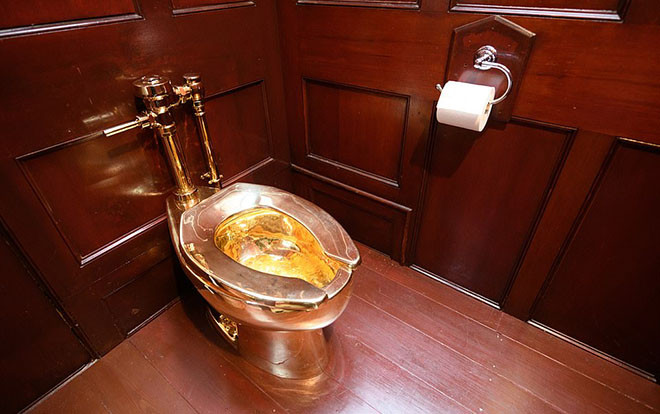 Trưng bày trong cung điện vỏn vẹn 2 ngày, toilet vàng 18K bị trộm mất Ảnh 2