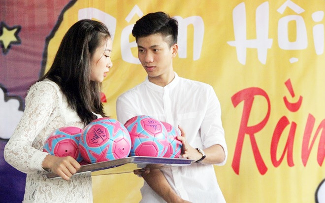 Hot: Phan Văn Đức và bạn gái xinh đẹp ra mắt ở quê nhà Ảnh 2