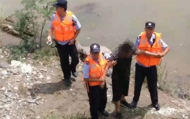 Tự tử không thành vì uống say quá… ngủ quên Ảnh 2