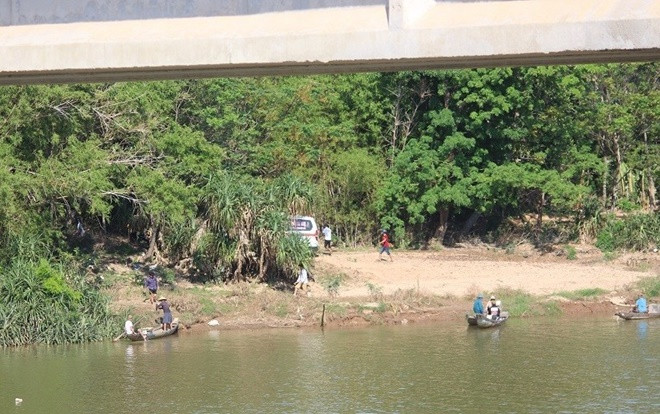Vụ đôi vợ chồng trẻ ôm con nhỏ nhảy sông Thạch Hãn tự tử: Tìm thấy thi thể người vợ  Ảnh 2