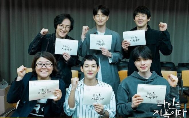 Hậu trường vui vẻ phía sau những thước phim ghê rợn của 'Strangers From Hell' Ảnh 2