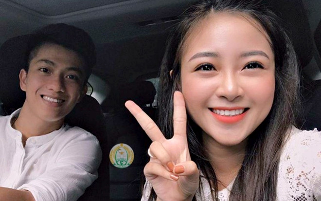 Bạn gái mới gây sốt khi 'nựng yêu' Phan Văn Đức trên ô tô bạc tỷ Ảnh 2