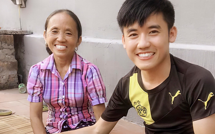 Bị tố gian dối trong clip làm bánh bông lan, bà Tân vlog và con trai nói gì? Ảnh 2