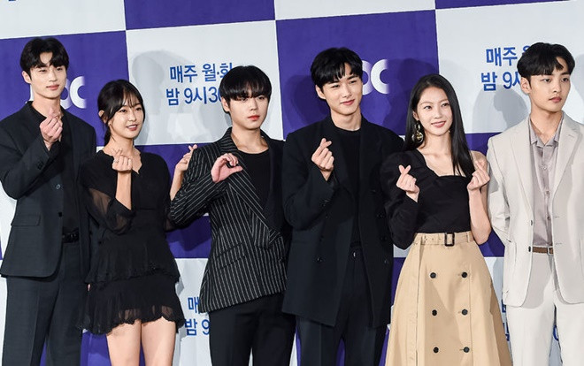 Park Ji Hoon - Kim Min Jae bừng sáng tại họp báo 'Mỹ nam đẹp hơn hoa' bản cổ trang Ảnh 2