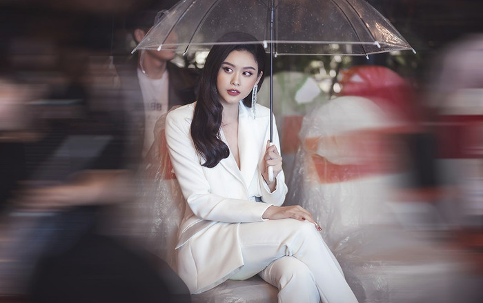 Mưa lớn ngập đường, Trương Quỳnh Anh che ô đi sự kiện để không đến trễ Ảnh 2