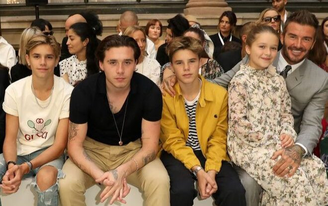 ‘Út cưng’ Harper Beckham được bố nắm tay đến tham dự buổi diễn thời trang của mẹ Victoria Ảnh 2