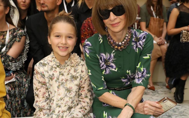 Harper Beckham đi dự tuần lễ thời trang London mặc đồ đôi với 'bà đầm thép' Anna Wintour Ảnh 2