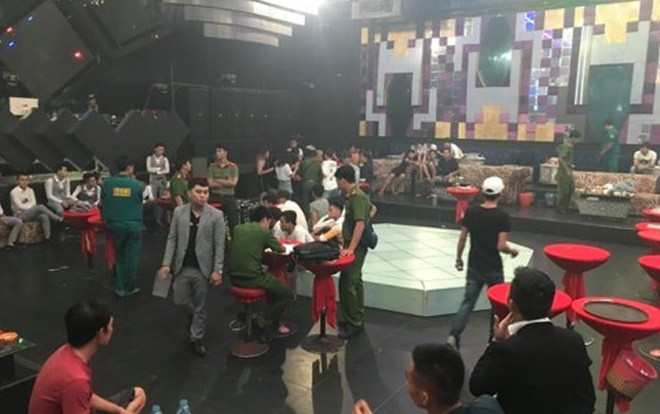 Hàng chục dân chơi dương tính với ma túy chạy tán loạn khi cảnh sát đột kích quán bar Diamond Luxury Ảnh 2