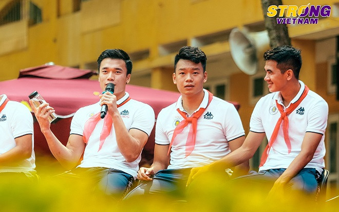Được hỏi địa chỉ mua chai nước trên tay, thủ môn Bùi Tiến Dũng 'đốn tim' các bạn học sinh bằng câu trả lời cực kỳ tinh tế Ảnh 2