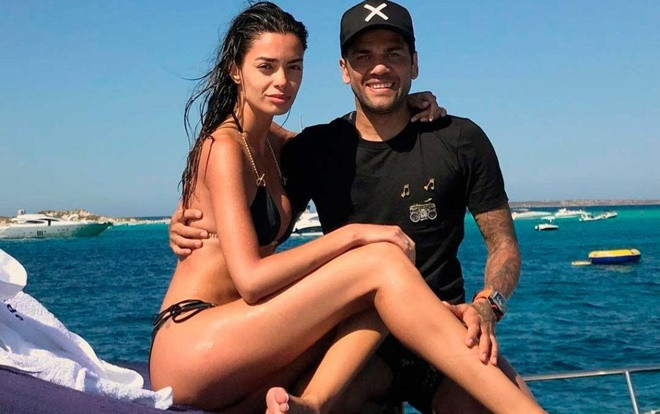 Bà xã Dani Alves hối hận vì… bơm ngực khủng Ảnh 2