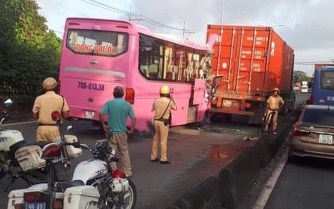 Xe khách đâm đuôi xe container trên quốc lộ ở Sài Gòn, 5 người bị thương phải nhập viện cấp cứu Ảnh 2