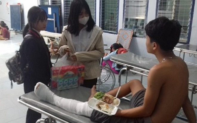 Đang đi dạo trên đường, nam sinh lớp 10 bị nhóm người lạ mặt dùng mã tấu chém trọng thương Ảnh 2