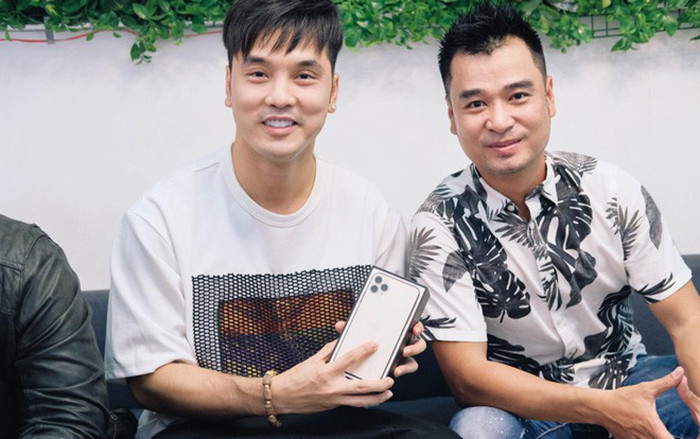 Ưng Hoàng Phúc bỏ 99 triệu đồng mua iPhone 11 Pro Max đầu tiên tại Việt Nam Ảnh 2