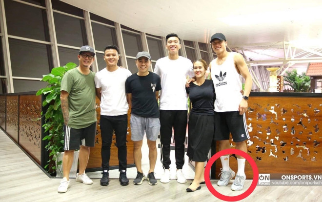 Bắt chước Ronaldo, Bùi Tiến Dũng kiễng chân 'ăn gian chiều cao' khi chụp ảnh nhóm Ảnh 2