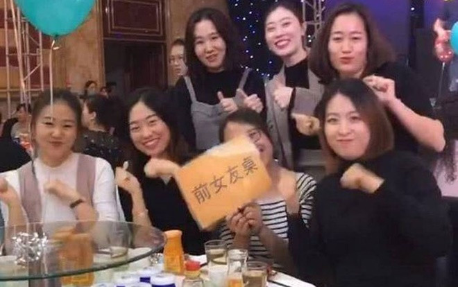 Chú rể dành hẳn một bàn tiệc cho 7 bạn gái cũ trong đám cưới, dân tình khen 'cao tay' Ảnh 2