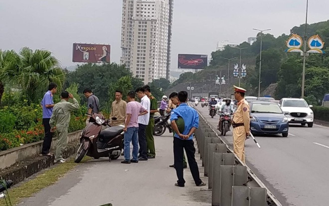 Đang đi xe máy, người phụ nữ bất ngờ bị chặn đường đâm nguy kịch gần cầu Bãi Cháy Ảnh 2