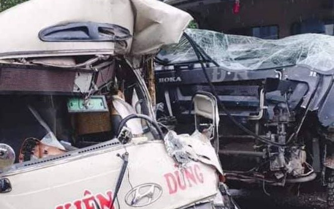 Ô tô khách lao vào đuôi xe tải, 6 người nhập viện cấp cứu Ảnh 2