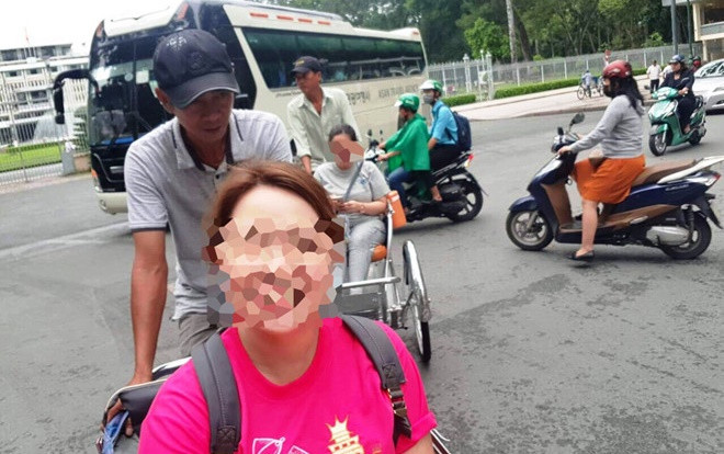 Tài xế xích lô giật ví, lấy tiền của 2 nữ du khách nước ngoài giữa đường Sài Gòn dù đã được trả 700.000 đồng tiền công Ảnh 2