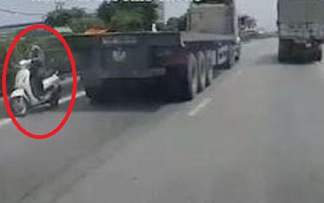 Giật mình clip nữ ninja đi xe máy liều mạng chạy ngược chiều, container phanh 'cháy lốp' suýt xảy ra tai nạn Ảnh 2
