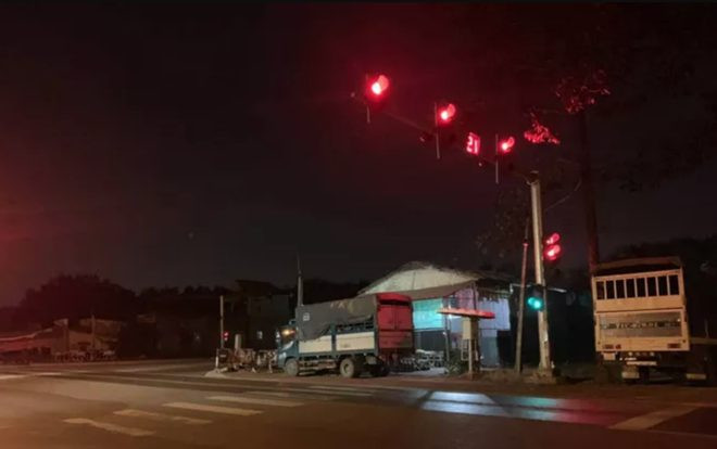 Xe bít bùng dừng đèn đỏ, 3 kẻ nghiện tẩu thoát trong đêm ở Bình Dương Ảnh 2