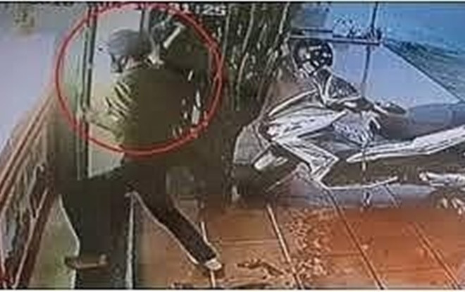 Khởi tố hai đối tượng xịt hơi cay vào mặt vợ chồng chủ tiệm rồi dùng búa đập vỡ tủ kính cướp vàng Ảnh 2