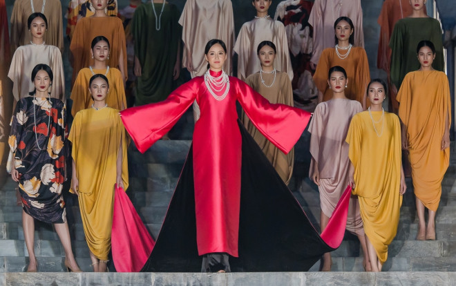 Mai Phương Thúy hóa thành hoàng hậu nhân từ, sải bước catwalk uy nghiêm nơi đất Phật Ảnh 2