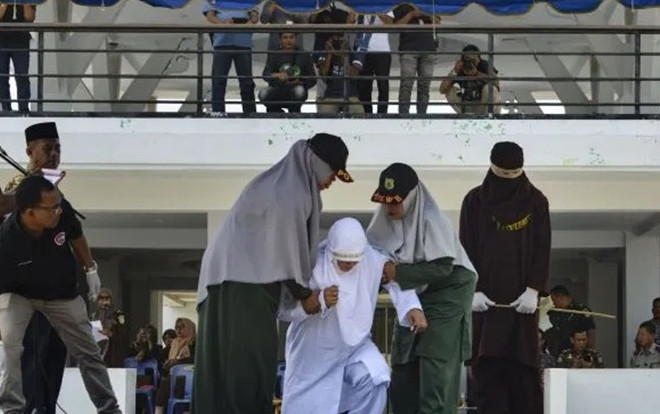 Yêu đương công khai, nhiều cặp đôi bị quất roi tới ngất xỉu Ảnh 2