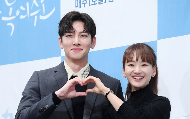 Knet chê tơi tả nữ chính đóng cặp với Ji Chang Wook tại họp báo 'Melting Me Softly' Ảnh 2