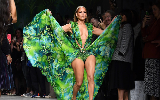 Jennifer Lopez kết màn cho show Versace trong chiếc váy kinh điển từng làm náo loạn làng thời trang Ảnh 2