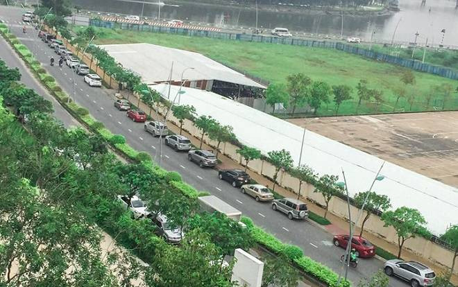 Choáng ngợp với dàn xe con trải vòng quanh sân trường của sinh viên Đại học Tôn Đức Thắng trong ngày lễ tốt nghiệp Ảnh 2