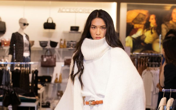 Mẫu phi giới tính quấn khăn kín mặt, sải bước lạnh lùng trên sàn catwalk Ảnh 2