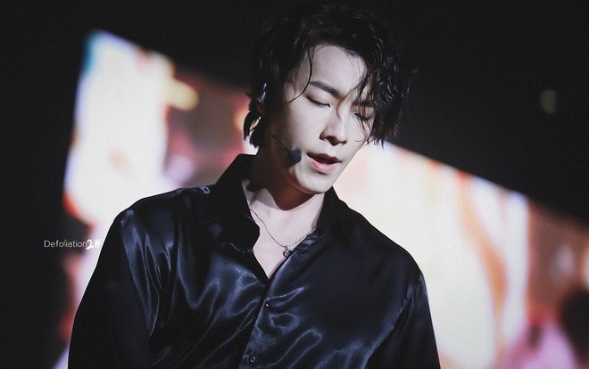 Dong Hae cầu cứu khi bị fan cuồng tấn công Ảnh 2