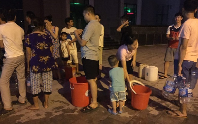 Cư dân ở chung cư Hà Nội khốn khổ nửa đêm xếp hàng chờ lấy nước sinh hoạt Ảnh 2
