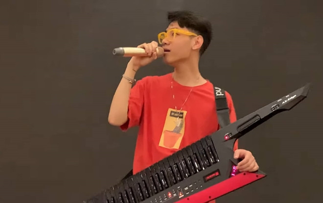 K-ICM 'cướp' mic của Jack, một mình vừa đàn vừa hát 'cân' luôn sân khấu Sóng gió Ảnh 2