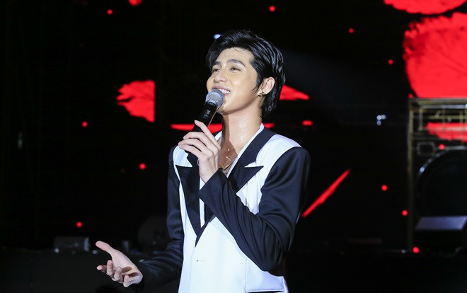 Clip: Có một Noo Phước Thịnh dành trọn vẹn thời gian trình diễn chỉ để… nắm tay từng fan Ảnh 2