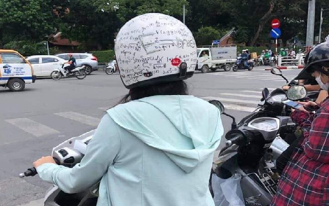 Quá nhức đầu với hàng tá công thức Toán học phức tạp, cô nàng quyết định in luôn kiến thức lên mũ bảo hiểm Ảnh 2