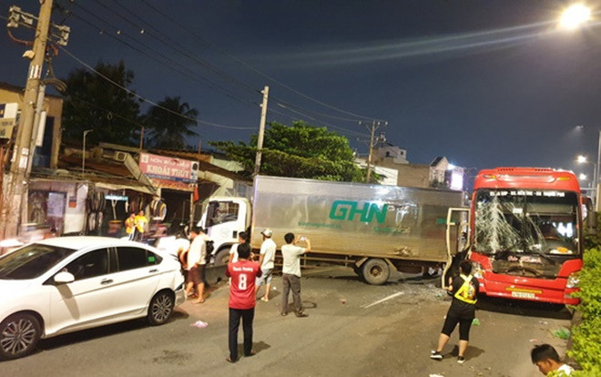 Tai nạn liên hoàn giữa 3 ô tô khiến 1 người bị thương, quốc lộ 1 ùn tắc kéo dài trong đêm Ảnh 2