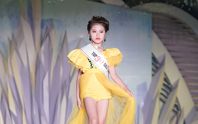 Mẫu nhí mặc quần hot-pant catwalk điêu luyện trên sàn diễn Ảnh 2