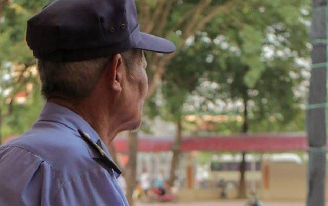 Bức ảnh bác bảo vệ trầm ngâm nhìn đám trẻ lần lượt ra trường kèm lời nhắn nhủ 'nhớ về thăm ông nhé' khiến CĐM xúc động Ảnh 2