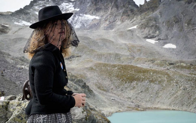 Hàng trăm người tổ chức 'tang lễ' ở độ cao 2.600 mét tiễn đưa dòng sông băng đã chết trong nước mắt Ảnh 2