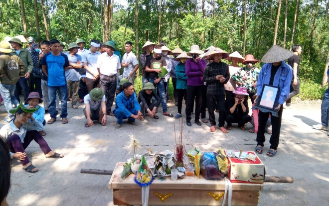 Người thân khóc ngất bên linh cữu ba mẹ con tử nạn: ‘Các con cháu ơi sao lại ra đi thế này, bà mua bánh sinh nhật chờ cả nhà về cơ mà’ Ảnh 2