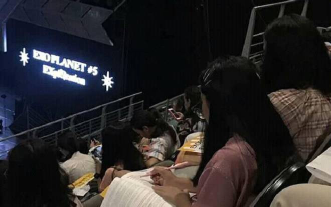 Tham gia concert của thần tượng, nữ sinh vẫn không quên mang theo sách vở để học bài khiến CĐM thích thú Ảnh 2